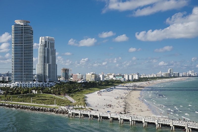 Alta oferta inmobiliaria y baja demanda para apartamentos de lujo en Miami