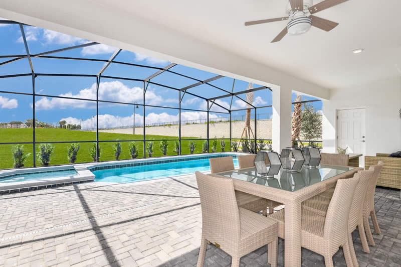 Amplia área al aire libre con piscina cubierta en esta casa modelo de 10 habitaciones en el condominio de Windsor Island en Orlando