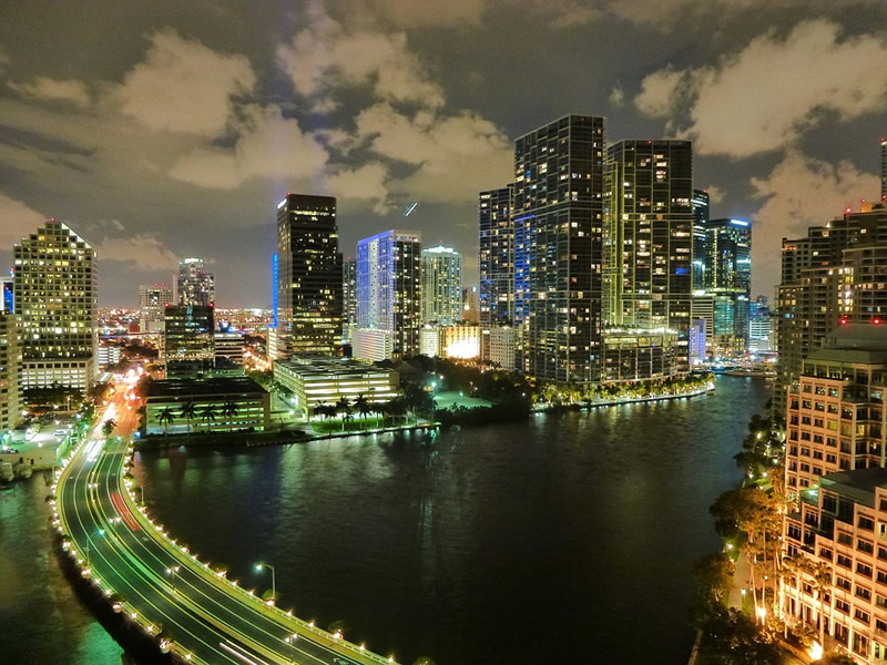 Una ola de compradores internacionales que buscan bienes raíces en Florida