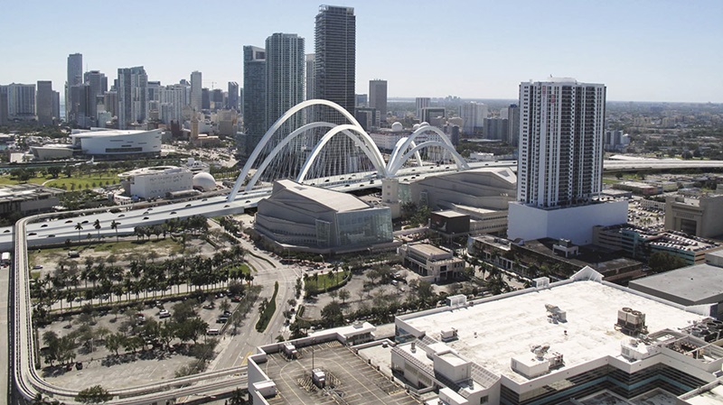 Representación ilustrativa del Signature Bridge en el centro de Miami.